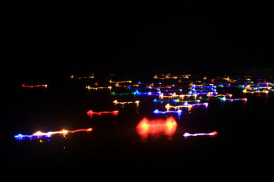 紫蒙湖上的河灯和人-赤峰信息港